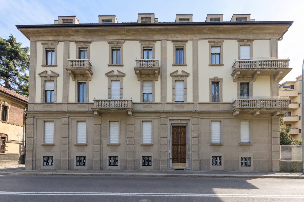 Palazzina d’epoca a tre piani con basamento in pietra e balconcini a balaustra, facciata risanata, Legnano (MI)