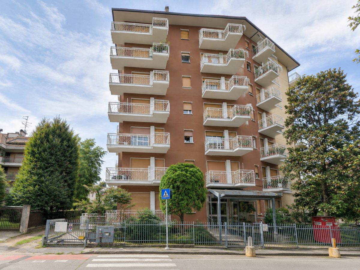 Condominio a sei piani con facciata color terracotta e balconi d’angolo ristrutturati, Busto Arsizio (VA)