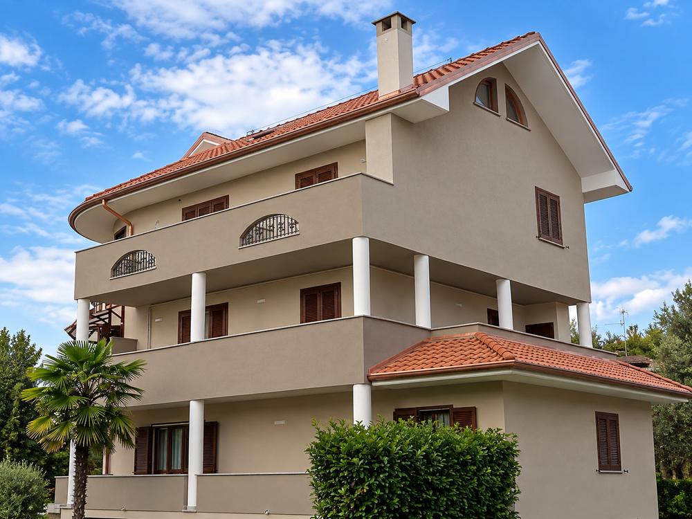 Villa su tre livelli con logge, tetto in coppi e facciata tinteggiata, Casorezzo (MI)