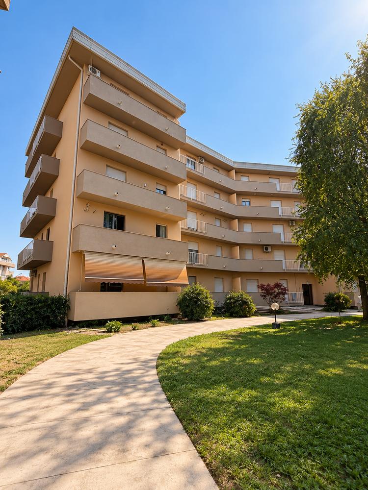 Condominio a cinque piani con balconi d’angolo e facciata riqualificata, San Giorgio su Legnano (MI)