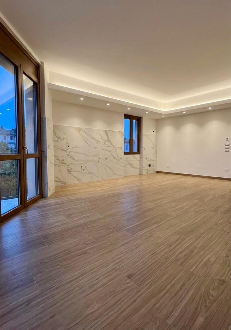 Soggiorno con rivestimento in gres effetto marmo, velette luminose e gres effetto legno, Novedrate (CO)