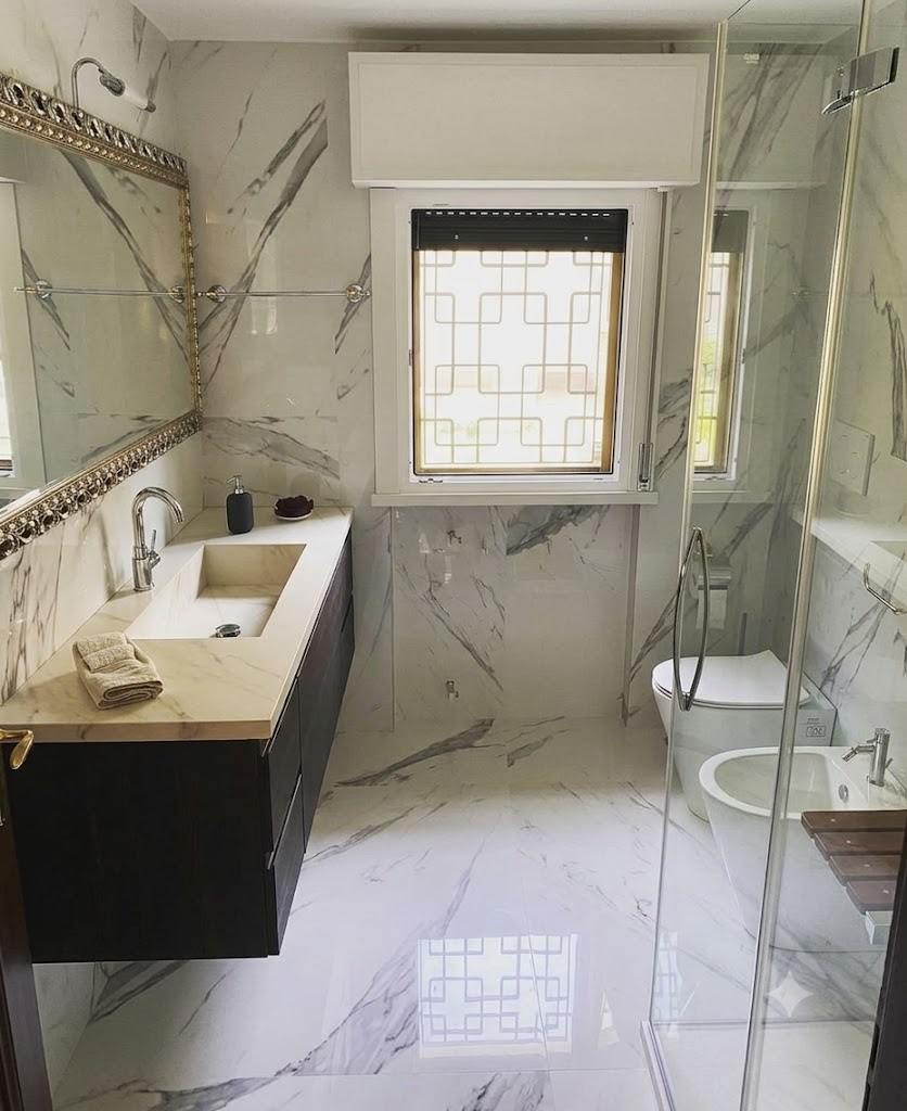 Bagno rivestito in gres effetto marmo statuario con top su misura, Villa Cortese (MI)