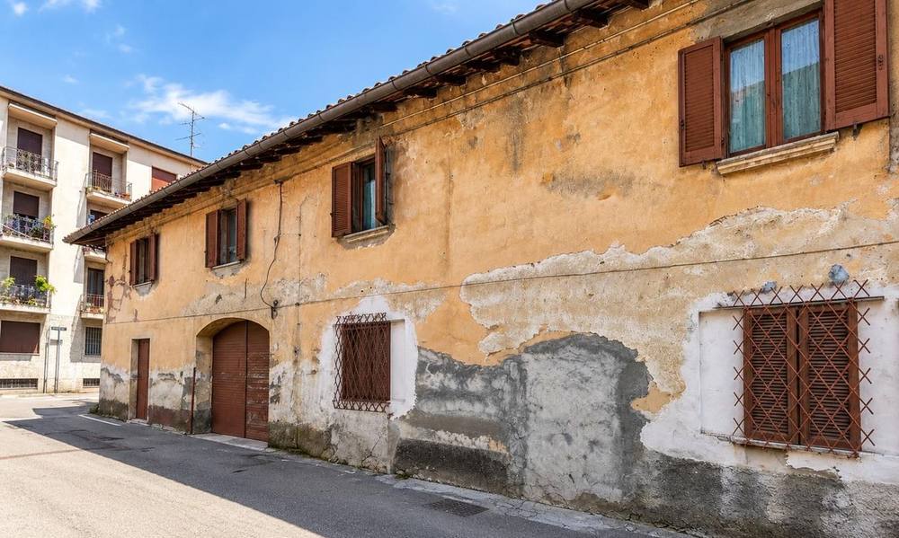 Facciata originale con il portone ad arco prima dei lavori, Legnano (MI)