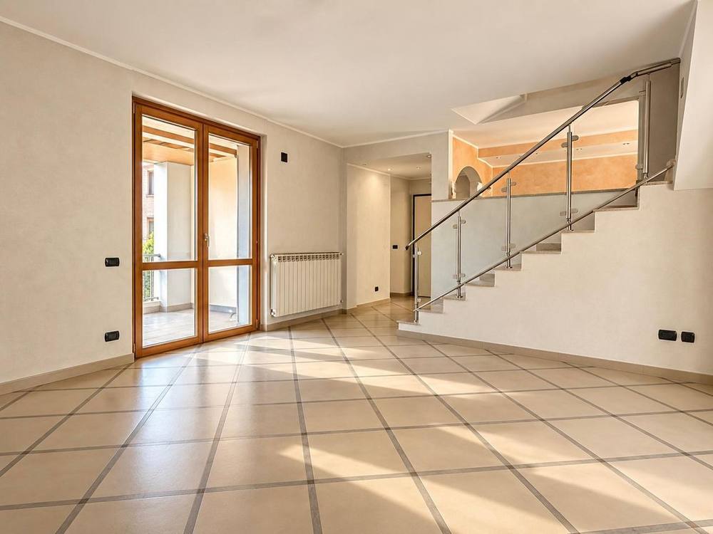 Soggiorno con scala interna e parapetto in vetro, appartamento di sei locali, Legnano (MI)