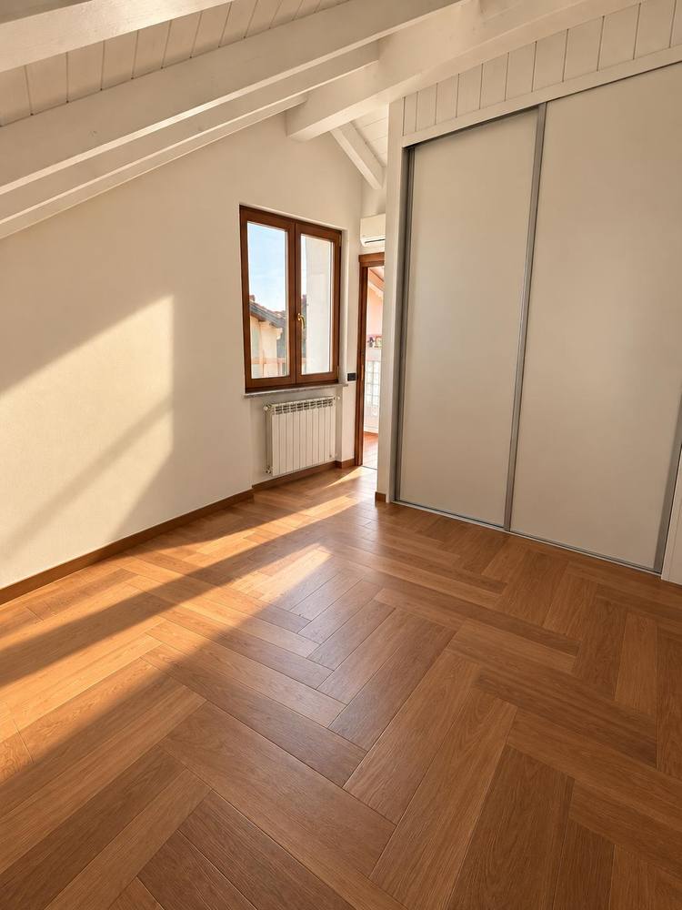 Camera con armadio a muro e parquet a spina, appartamento di sei locali, Legnano (MI)