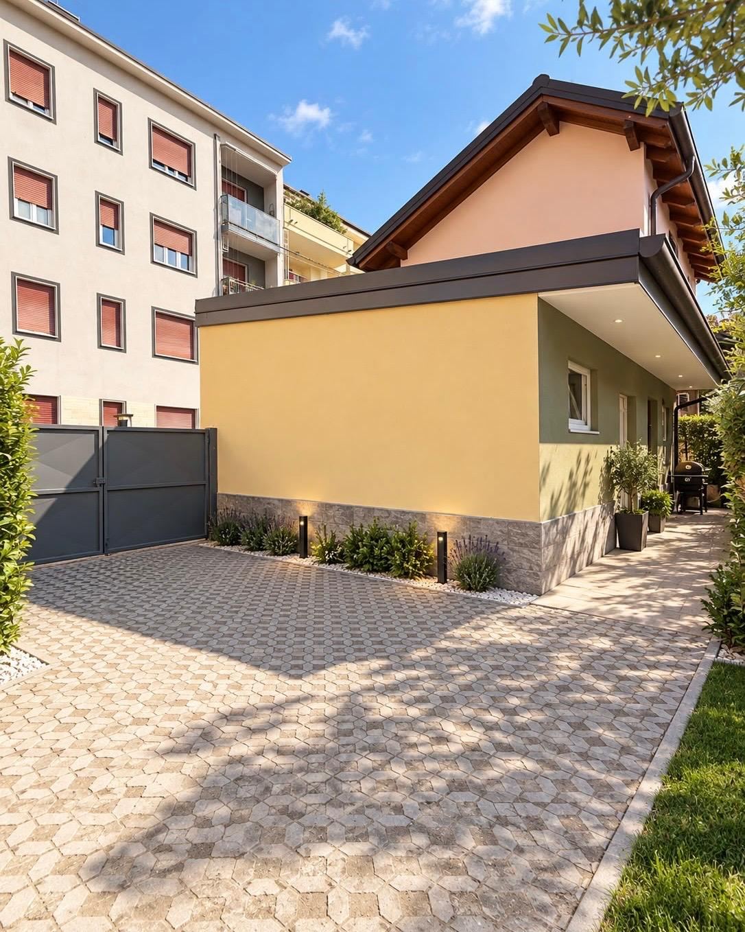 Cortile e volume accessorio a lavori finiti, Legnano (MI)