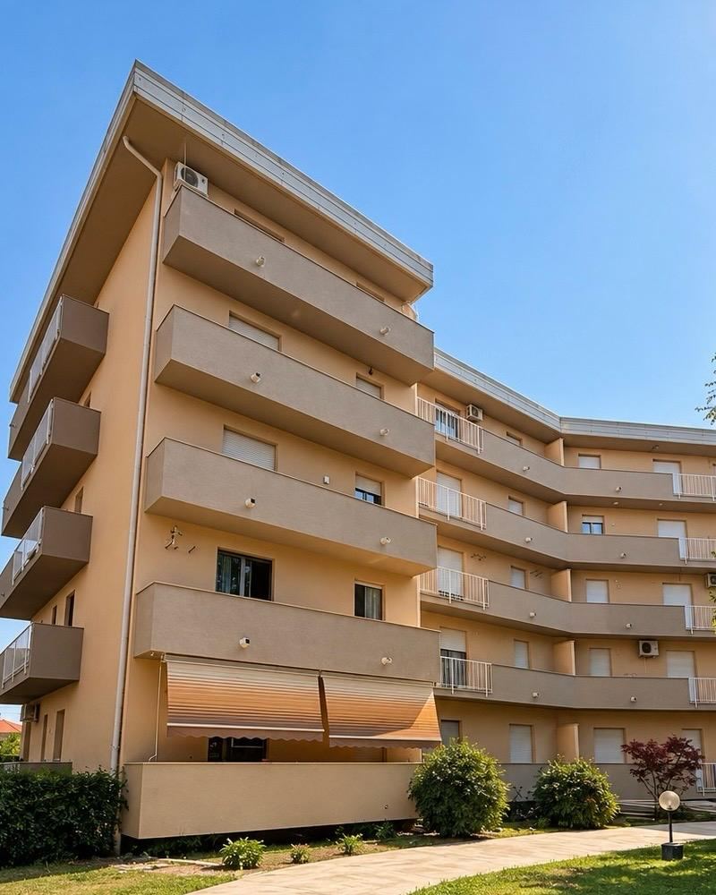 Condominio dopo il rifacimento della facciata, San Giorgio su Legnano (MI)