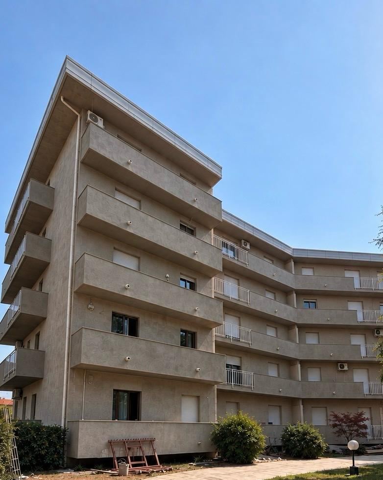 Condominio prima del rifacimento della facciata, San Giorgio su Legnano (MI)